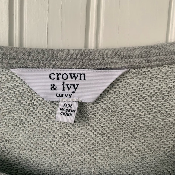 Crown & Ivy(OX)Curvy Flamingo Winter Fun (NWOT) Gray with raveled/unfinished hem - Picture 5 of 8